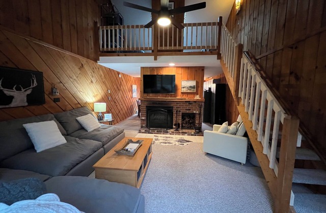 Cozy 3br condo @West Dover Vt. Heated pool, tennis, pickleball and pool table.