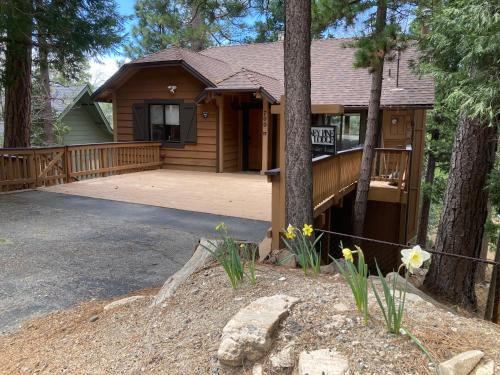 Cozy 3BR Dog-Friendly Cabin