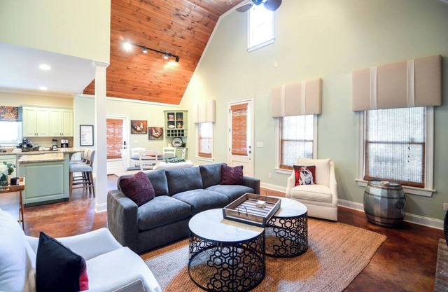 Cozy, 3Min Walk To Downtown, Firepit, King, SmartTv, 4Beds