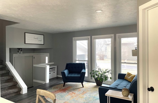 Cozy 4-BD house in central Papillion with dedicated office, game room & WiFi