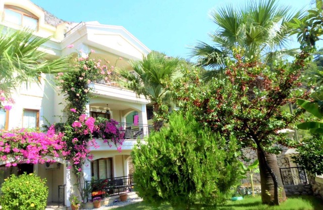 Cozy 4-bedroom condo in delightful Turunç with WiFi, AC
