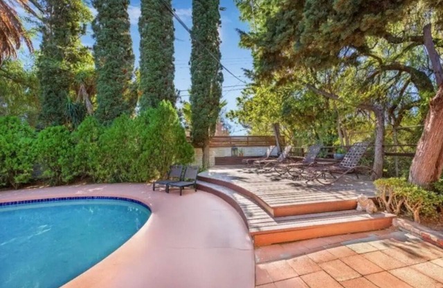 Cozy 4-bedroom house with AC, WiFi and Salt Water Pool.