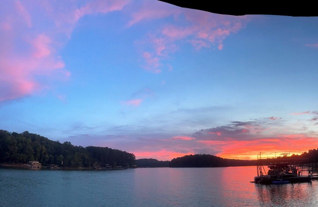 Cozy 4-bedroom Lakefront house in enjoyable Hartwell with WiFi, Pets Welcome