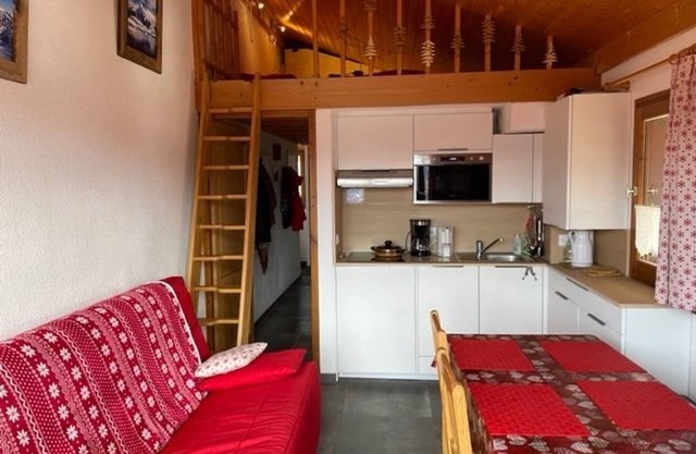 Cozy 4-Person Apartment with Mezzanine, near slopes, parking included, Crest-Voland