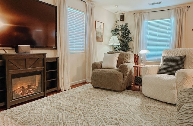 Cozy 4bd Home w/3 King Beds + EV Charger + Trailer Parking