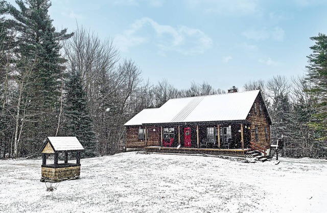 Cozy 4Bdrm Home Conveniently Located Between Stratton and Mount Snow with WiFi!