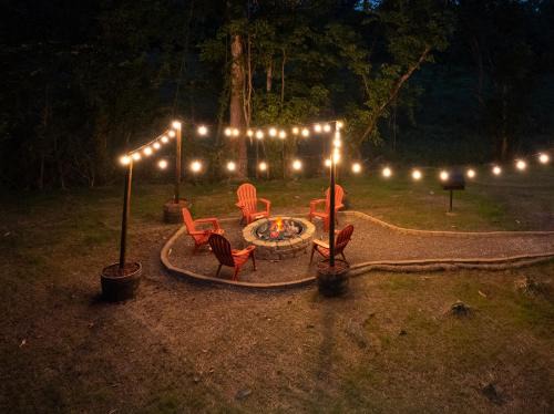 Cozy 4BR Cabin with Hot Tub, Game Room & Fire Pit, Close to Dollywood