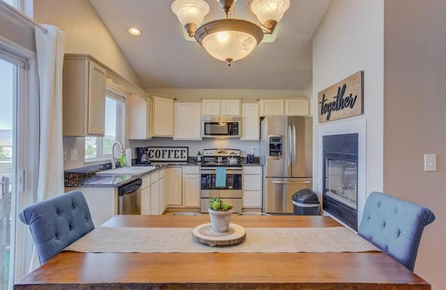 Cozy 4BR House with Peak Views in Colorado Springs