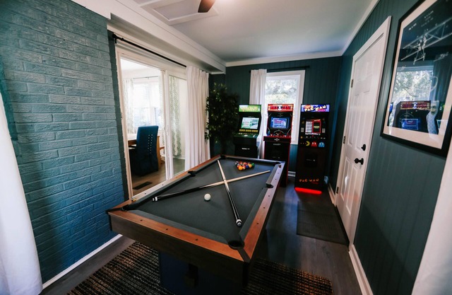 Cozy 5 BR/3-Bath home near Parris Island/Downtown Beaufort - Game Room, Fire Pit