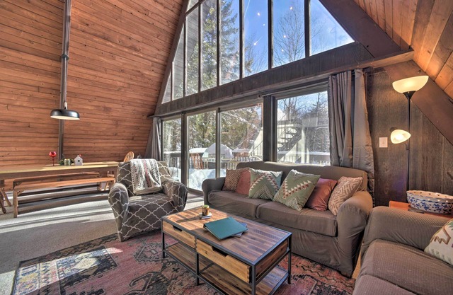 Cozy A-Frame Cabin w/Pool Table: 8 Mi to Mt Snow!