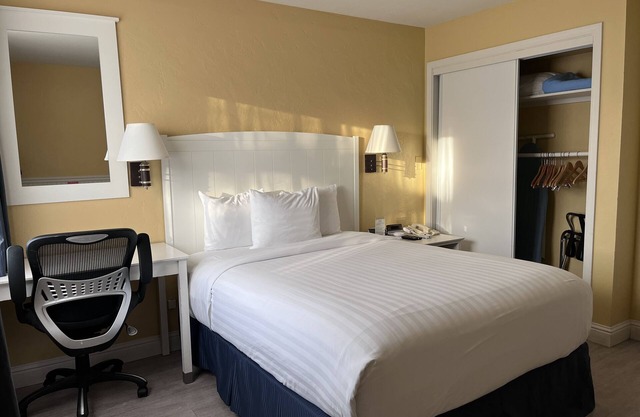 Cozy ADA Accessible Queen Room with Roll-in Shower at Ocean-Side Property!