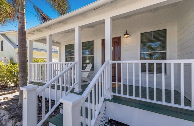 Cozy Anchor Inn #1, 1-bedroom retreat in the heart of Boca Grande.- Sleeps 4 - Pool