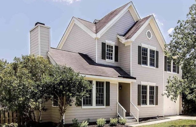 Cozy and colorful house; parks and trails around; Fenced in backyard with patios