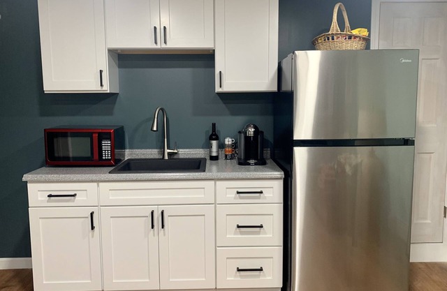 Cozy and modern guest suite for 2-4 guests.