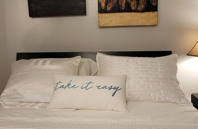 Cozy and private studio. Perfectly located to the beach & major shopping centers