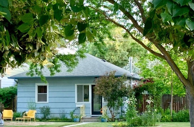 Cozy and Private East End Downtown Historic Cottage with B Yard, One Bed & Bath