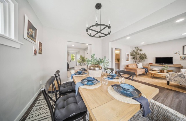 Cozy and Quaint 3 Bedroom: single-level, 5 beds fit 8 guests