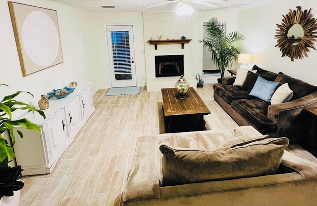 Cozy and Quiet gettaway with pool, near Historic District and Water Park