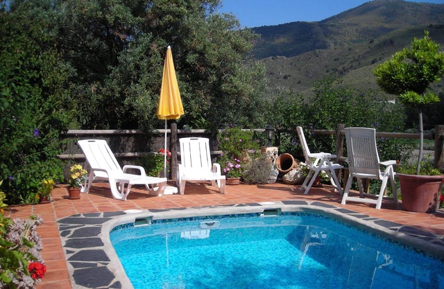 Cozy and quiet holidaycottage with private,heatable pool and breathtaking views