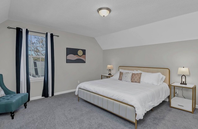 Cozy and Quiet- Private Upstairs Duplex