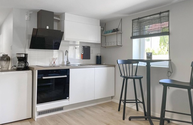 Cozy apartment in Rolvsøy with kitchen