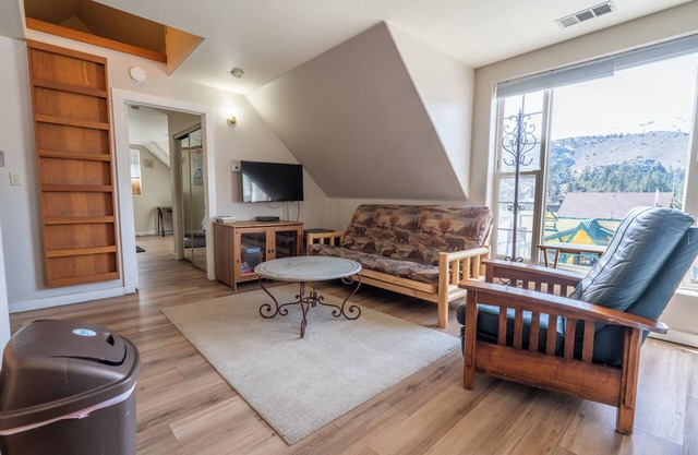 Cozy apartment located on Main St. June Lake