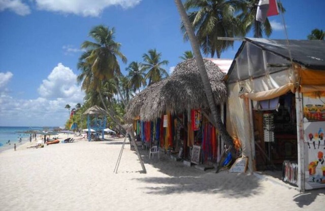 Cozy Apartment with 24/7 pool - 5-10 min walk to Beach, Clubs, activities!