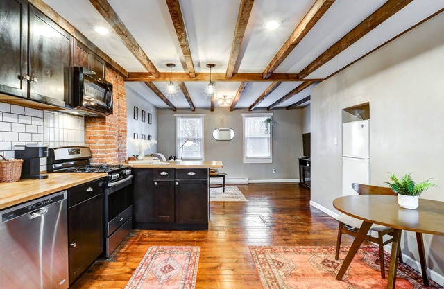 Cozy Apt Steps From River Trail