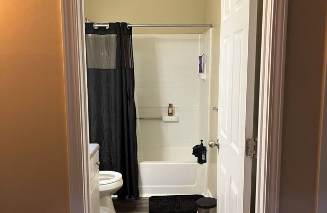 Cozy apt with pool/grill/gym/ac/parking/balcony in safe Duluth. Suburbs of ATL!