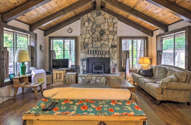 Cozy Arnold Hideaway w/ Serene Wooded Views & Deck