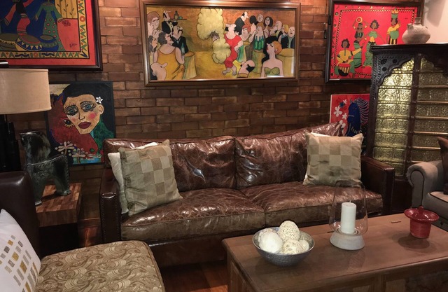 Cozy, artistic and business oriented apartment in the banking area