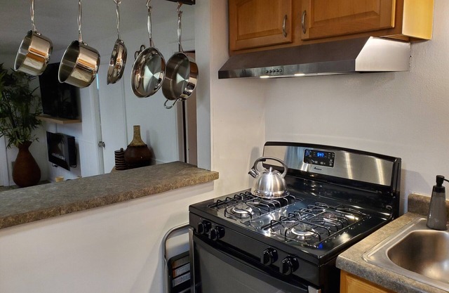 Cozy basement apartment steps from Fox River Bike Trail and Downtown Geneva