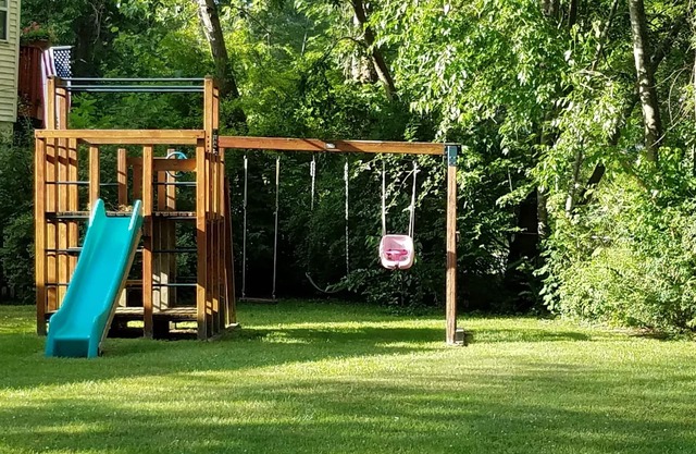 Cozy Beach Cottage BIG YARD 1 Blk to Private Beach. 3 NIGHT MINIMUM Stay for 2BR