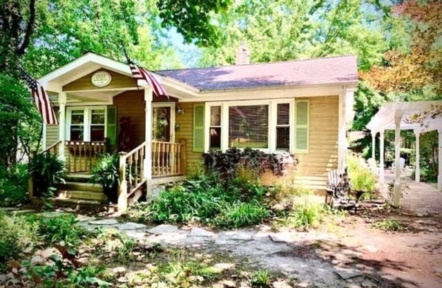Cozy Beach Cottage, Walk to the Lake!