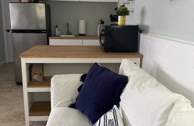 Cozy beach studio steps from the ocean!