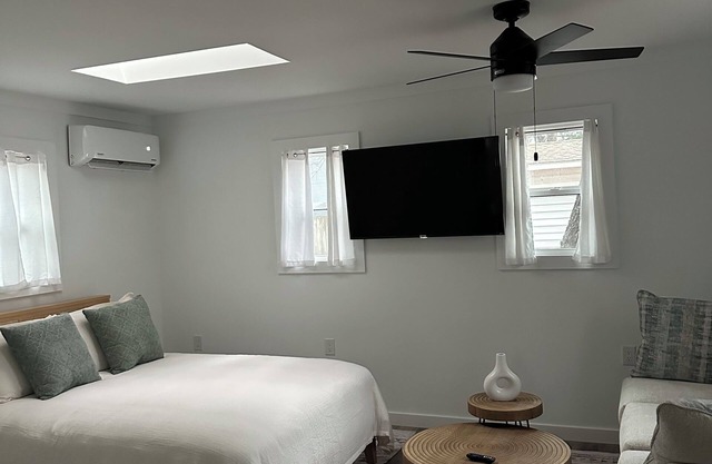 Cozy beach studio within walking distance to the beach.