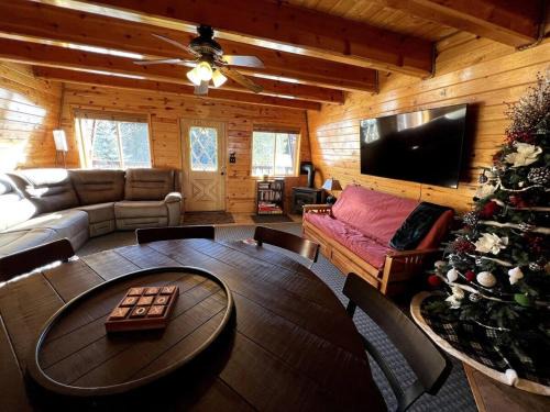 Cozy Bear Cabin Getaway