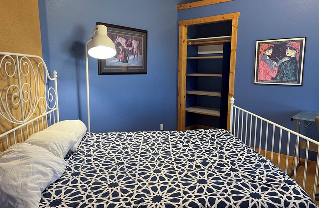 Cozy bedroom in peaceful house in Rexburg with WiFi, AC and shared living space.
