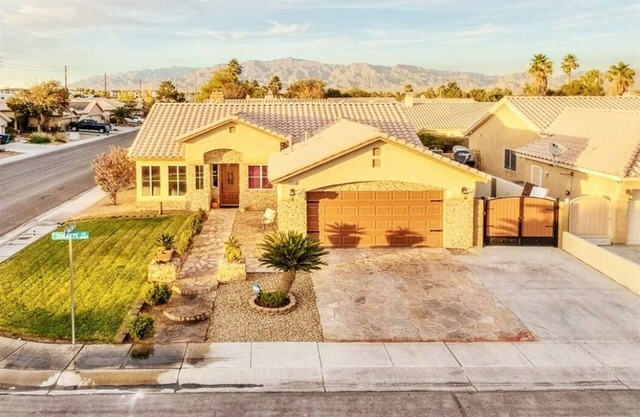 Cozy Boho house in a quiet community, in N Las Vegas. 10-12 miles to the Strip