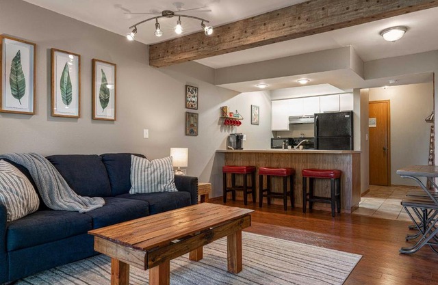 Cozy Branson West Condo with Pool Access Near SDC!