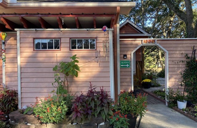 Cozy, bright studio 5 minutes drive to beach