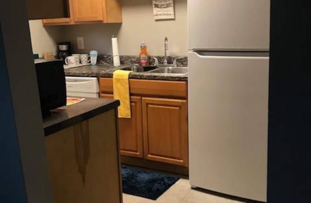 Cozy & Bright Two Bedroom Beach Location