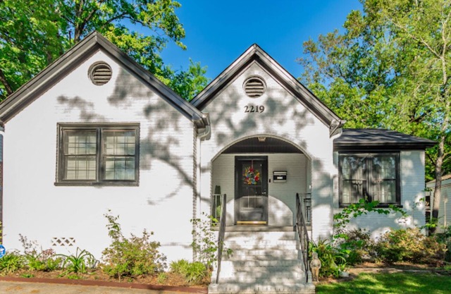 Cozy Bungalow 3bdrm, 2.5ba, Hot Tub, Fenced Yard