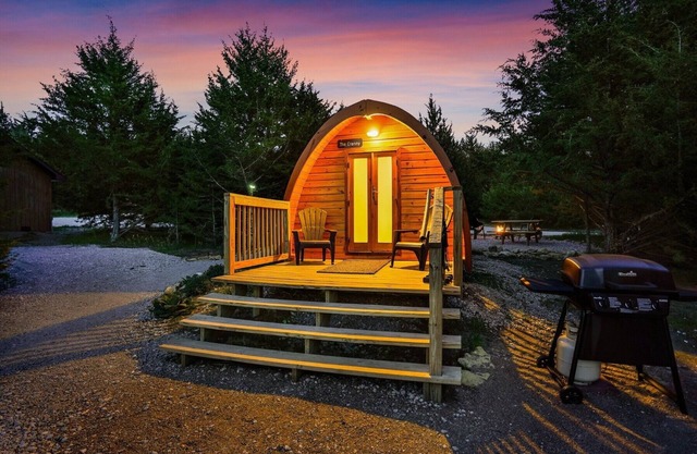 Cozy Bungalow Cabin Sleeps 2 with Double Bed. Quaint and Pet Friendly!