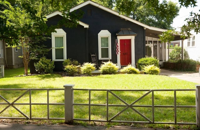 Cozy Bungalow in Historic District