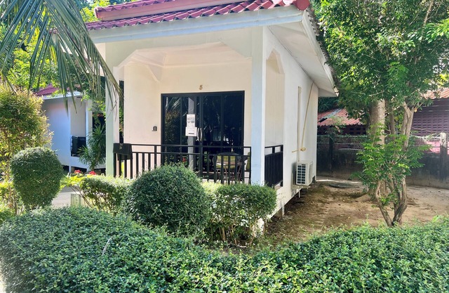 Cozy bungalow in serene Koh Lanta with WiFi, AC