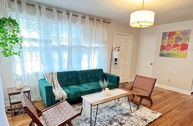 Cozy bungalow in the heart of downtown Fuquay-Varina. Pet Friendly!n