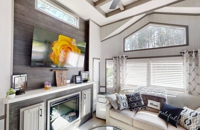 Cozy Bungalow with Hot Tub near Mt Rushmore & Custer State Park