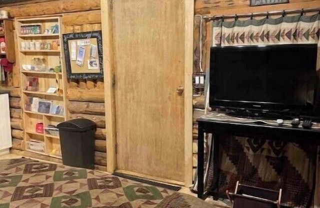 Cozy country log cabin getaway & art retreat