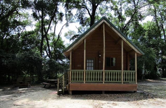 Cozy cabin 23 with Wi-Fi, AC, fitness room in charming Mayo